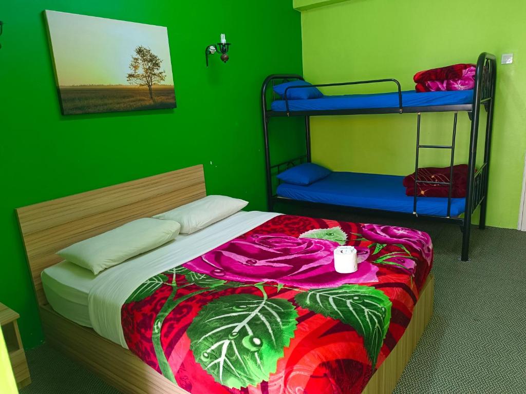 丹那拉打CH TRAVELLERS INN的一间卧室配有一张带绿色墙壁的床
