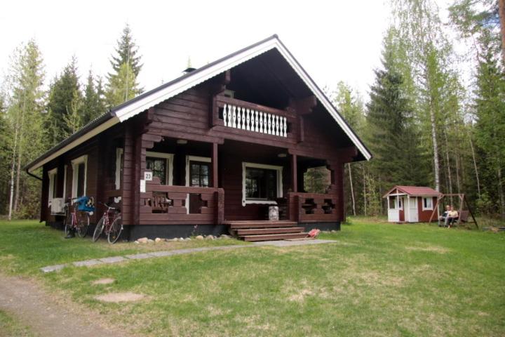 KontiolahtiPohjantilan Hirsituvat - Pohjantähti的田野中间的大型小木屋