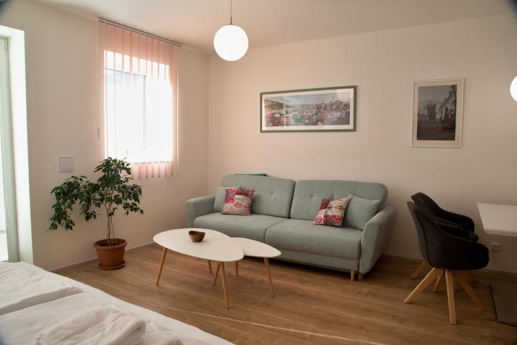 米库洛夫Mikulov Apartments - Apartmán Radka的客厅配有沙发和桌子
