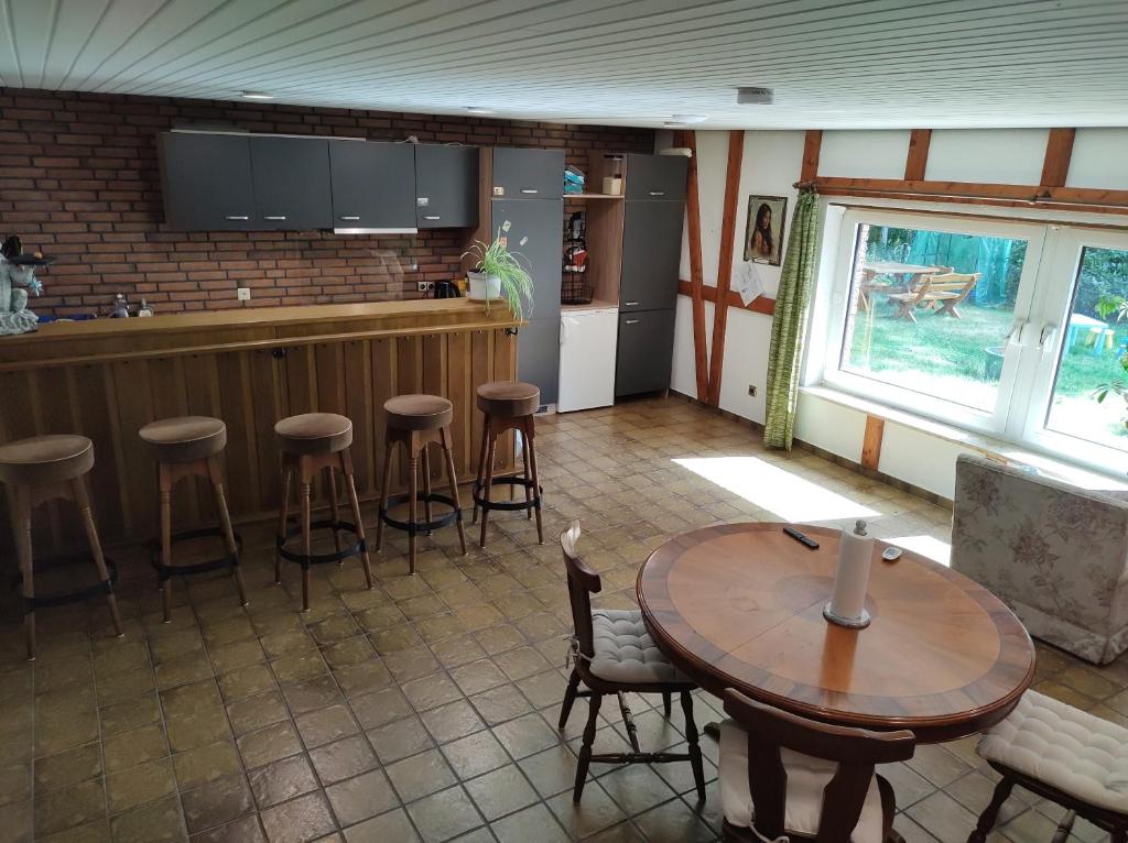 汉堡Five Oaks Hamburg的厨房配有桌子和带凳子的酒吧