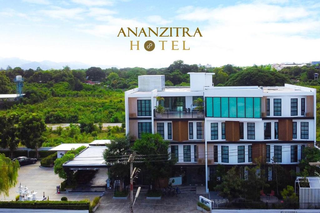 北碧Ananzitra Hotel的一座建筑,上面写着亚马逊酒店