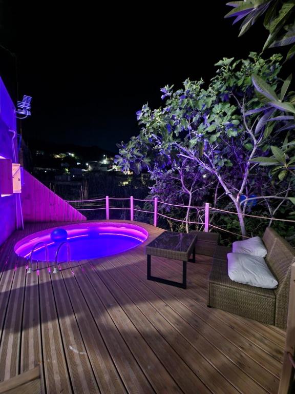 阿格罗斯Aprosmeno Jacuzzi House 3 With Private Pool的游泳池在晚上点亮
