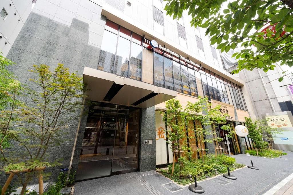 东京Best Western Hotel Fino Tokyo Akasaka的人行道上植物林立的建筑物入口