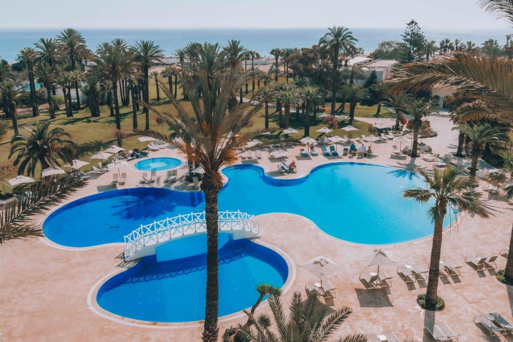 苏塞Occidental Sousse Marhaba的享有度假村游泳池的顶部景致