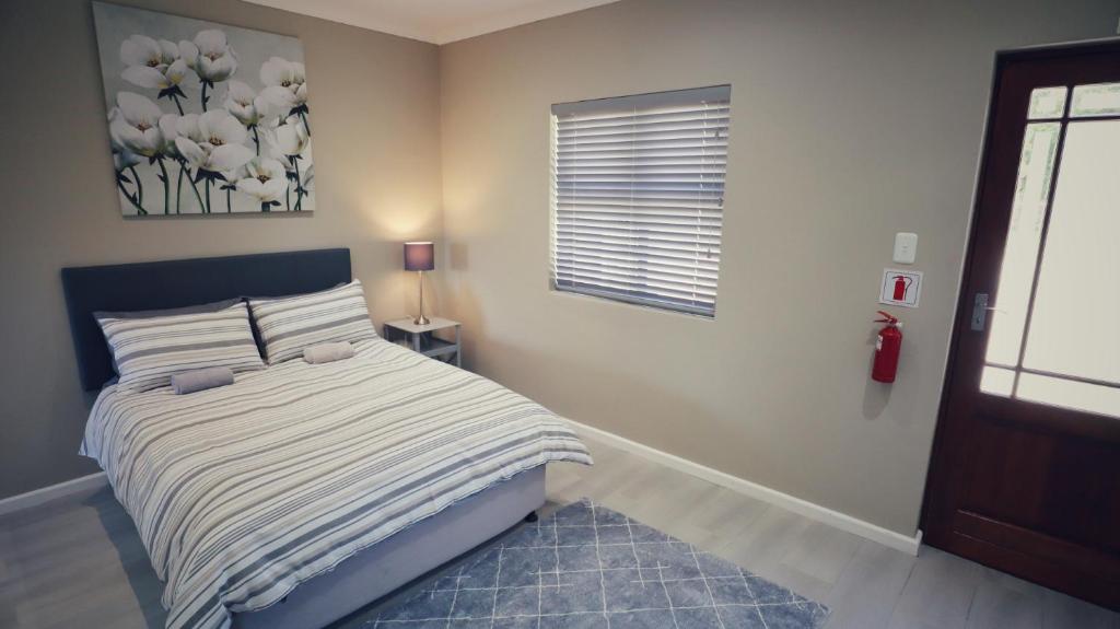 LorraineGuest Suite, Lorraine Port Elizabeth的一间卧室设有一张床和一个窗口