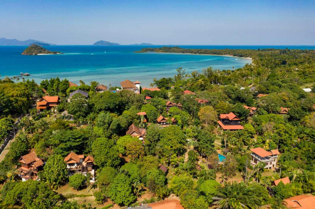 麦岛Good Time Sports Village Koh Mak的近海度假胜地的空中景致