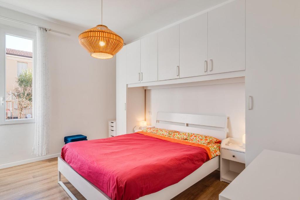 帕多瓦Corte Agordat Apartment x4 - Pet Friendly的一间白色客房内的红色卧室