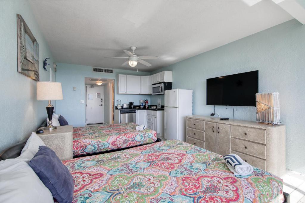 劳德代尔堡Perfect Panorama - #905B的一间卧室配有两张床和一台平面电视