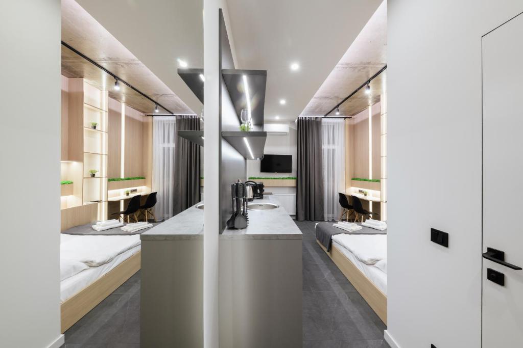 乌日霍罗德Luxury Apartments Smart House的浴室设有两个盥洗盆和一排镜子