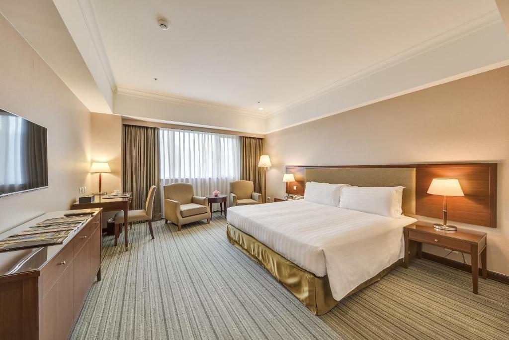 汐止富士大飯店的配有一张床和一张书桌的酒店客房