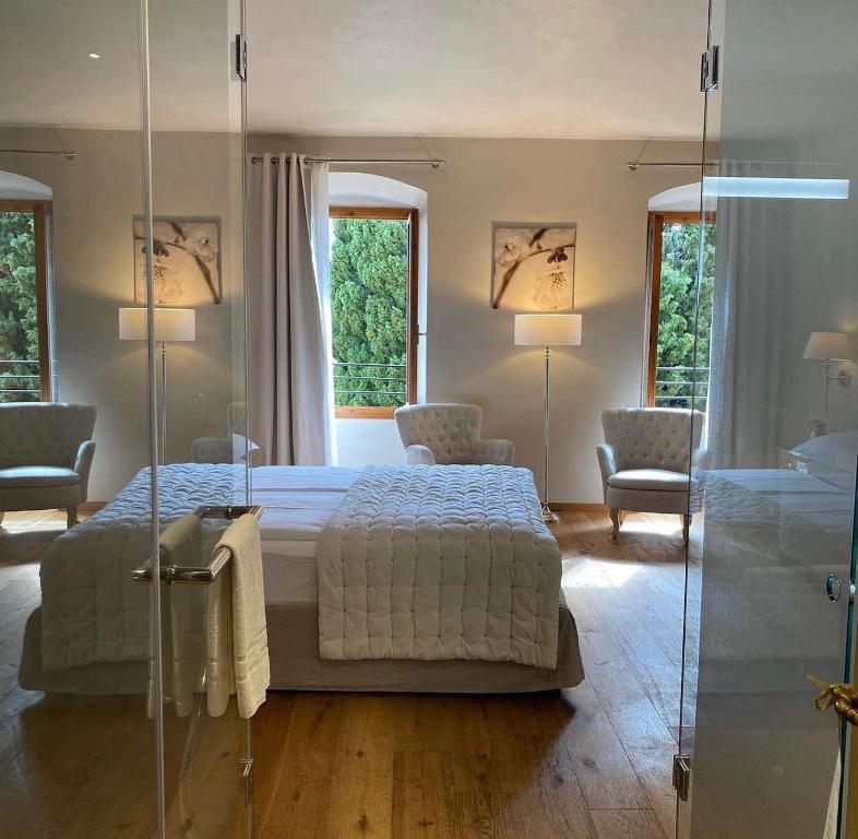 利莫内-苏尔加达Casa L'Andrunèl的一间卧室设有一张床和玻璃墙