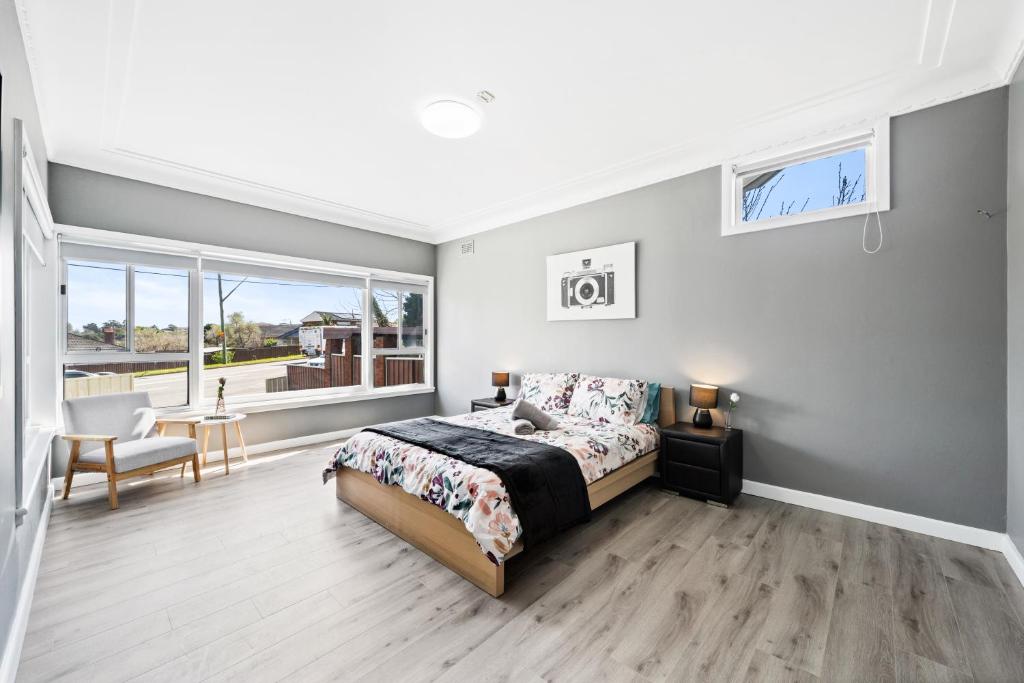 班克斯镇New 2 Bedroom House 500m to Mall with Free Parking的一间卧室配有一张床、一张书桌和一个窗户。