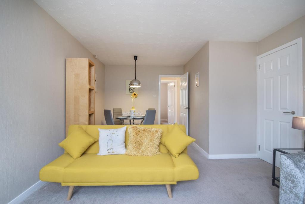格拉斯哥The Kelvin - Peaceful West End River View Property的客厅配有带枕头的黄色沙发