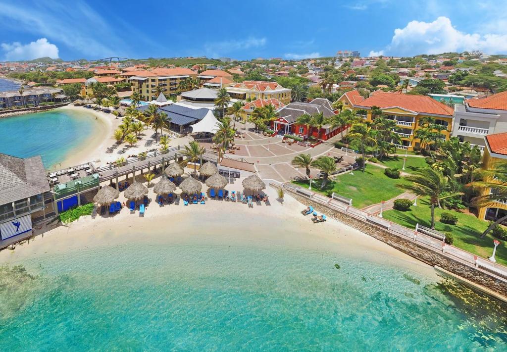 威廉斯塔德库拉索阿维拉海滨酒店的享有海滩的空中景致,配有遮阳伞和海洋