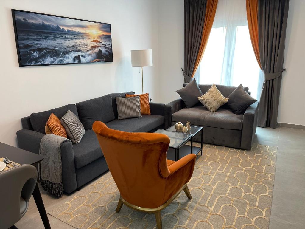 迪拜Birchfort - Newly renovated unique 1 bedroom apartment的客厅配有沙发和桌子