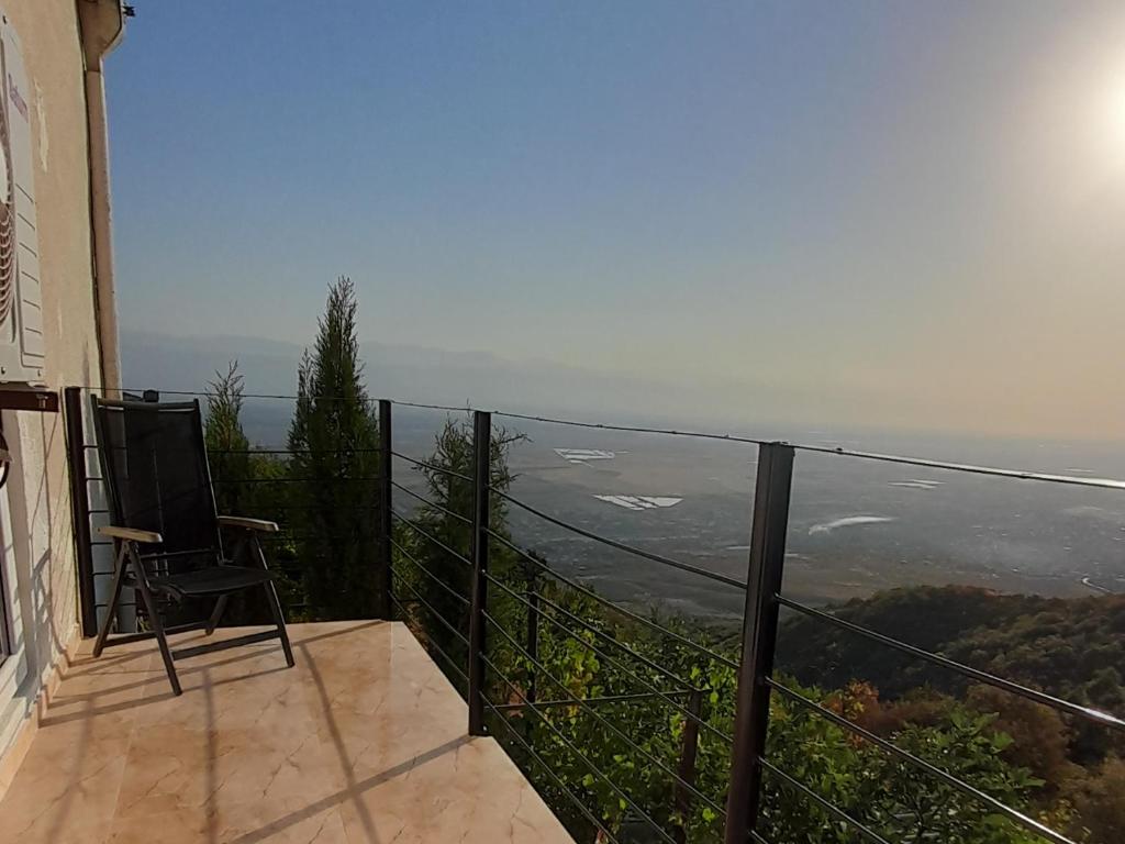 西格纳吉阿布拉米其旅馆的阳台配有椅子,享有海景