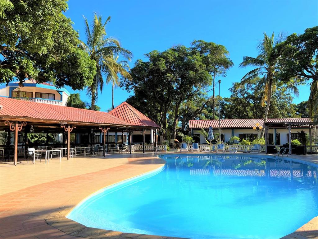 图利亚拉Victory Hotel & Restaurant Tulear的度假村前的大型游泳池