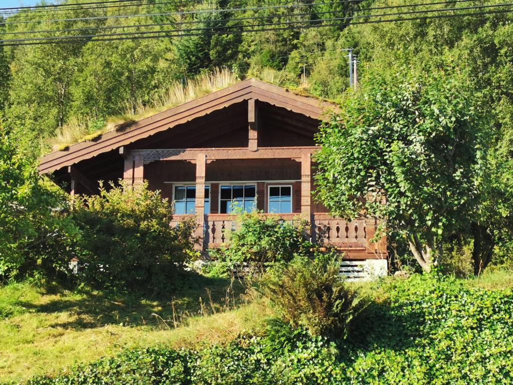 LauvstadCosy chalet, 100m2 with fjordview!的山边的小房子