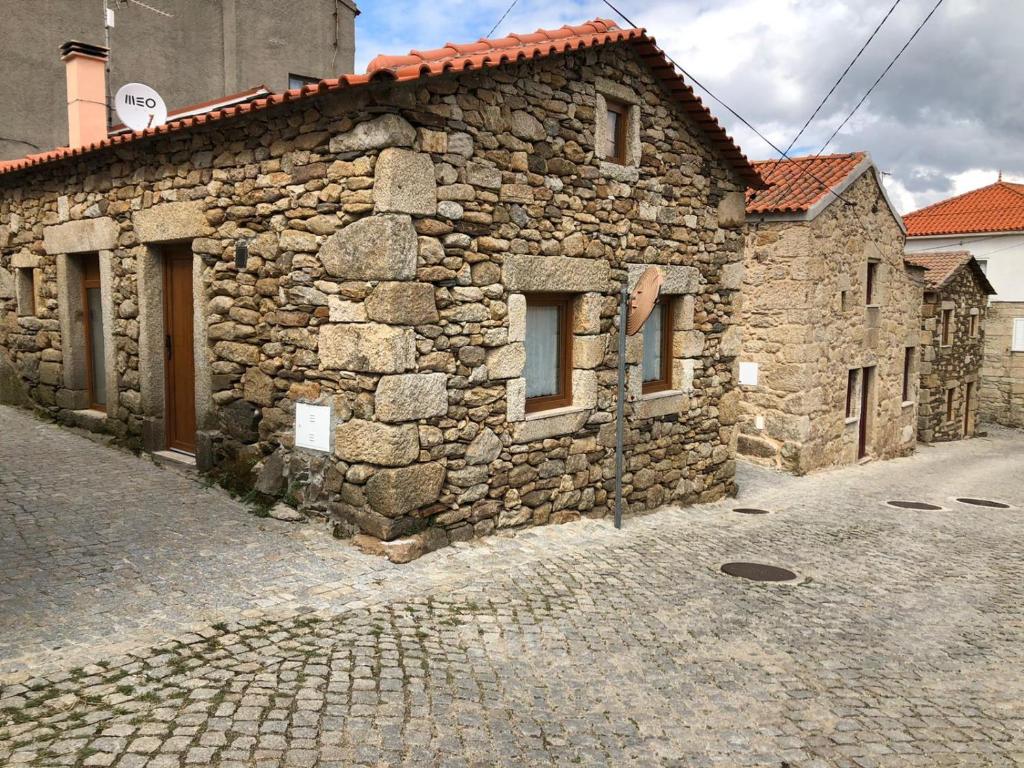 VidemonteCasa de Xisto Ti Maria的鹅卵石街道上的古老石头建筑