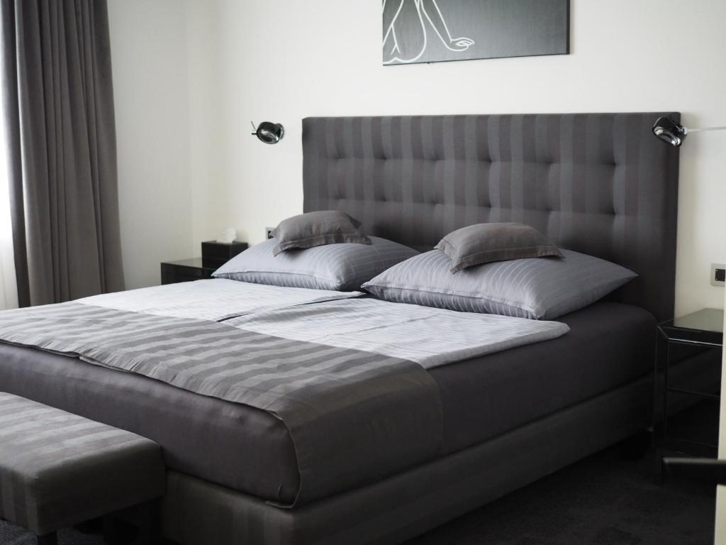 布拉格Apartman Grey的一间卧室配有一张大床和大床头板