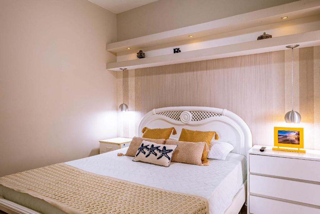 伯迪亚哥VARANDA GOURMET c churrasqueira-3 quartos- Wi-fi的卧室配有白色的床和枕头。