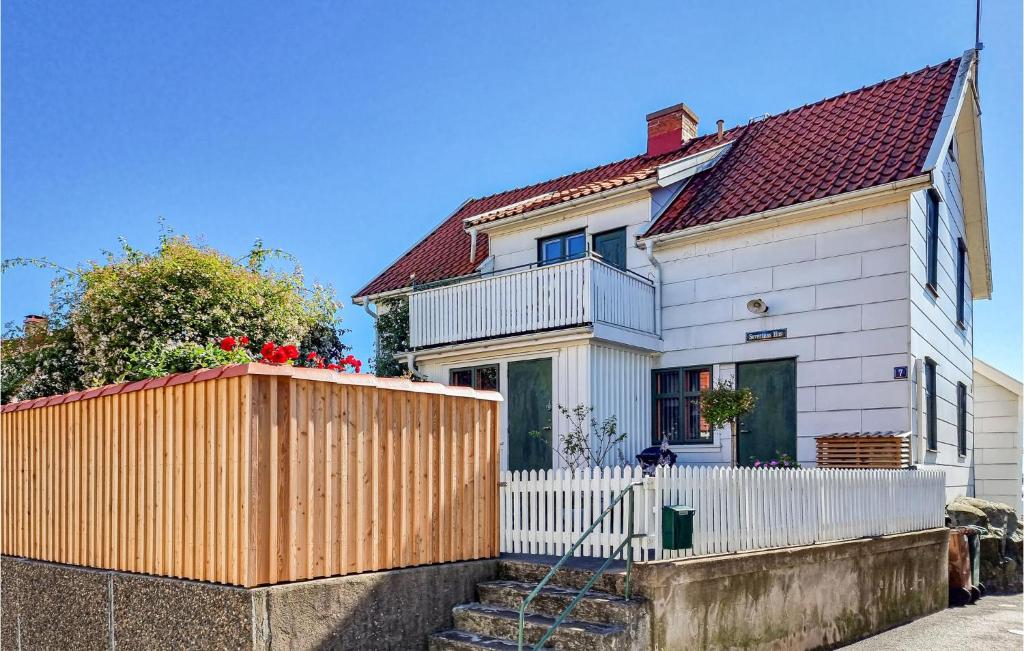 谢尔港Awesome Apartment In Skrhamn With Kitchen的前面有栅栏的白色房子