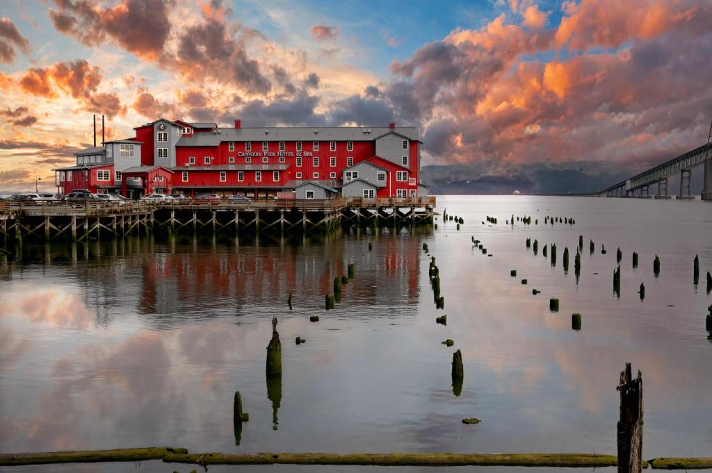 阿斯托里亚Cannery Pier Hotel & Spa的水面上的一个红色建筑