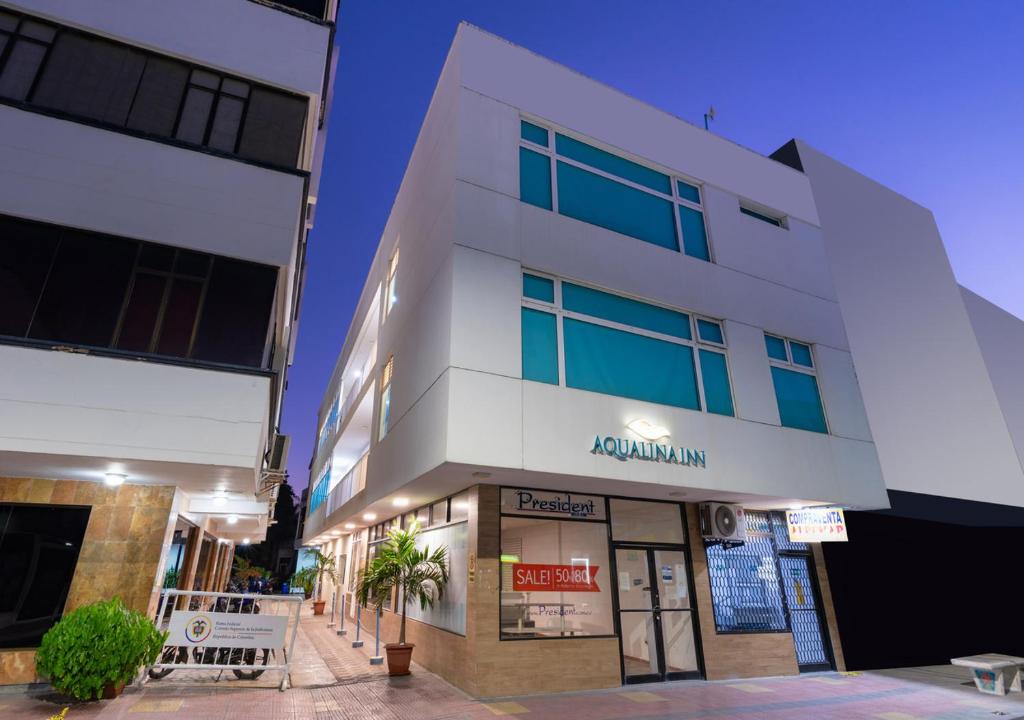 圣安德烈斯Aqualina Inn的前面有标志的白色建筑