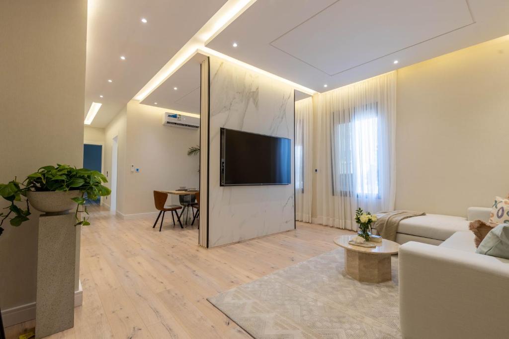 利雅德Spacious and Modern Apartment for Rent in Ergah, Riyadh的客厅配有平面电视和沙发。