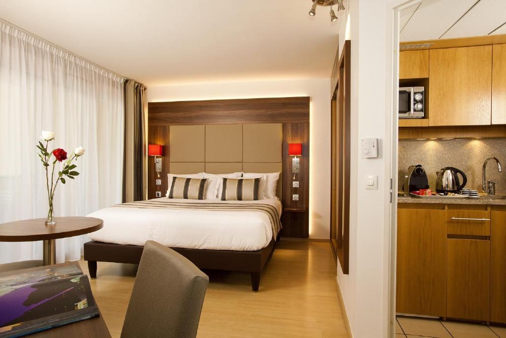 马西雷斯迪家巴黎马西的酒店客房带一张床和一个厨房