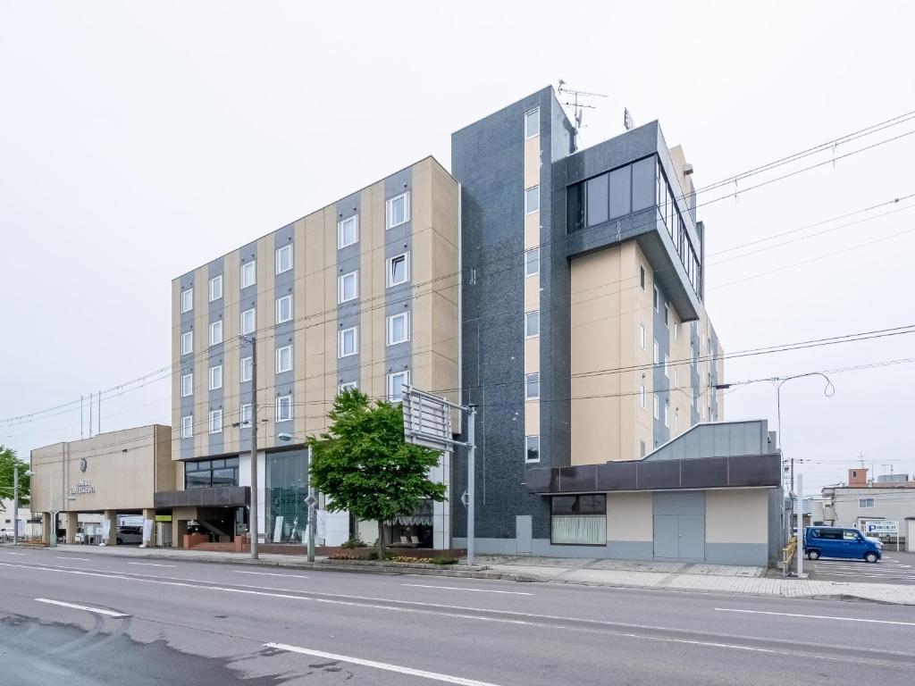 网走市Tabist Abashiri Central Hotel的街道边的建筑物