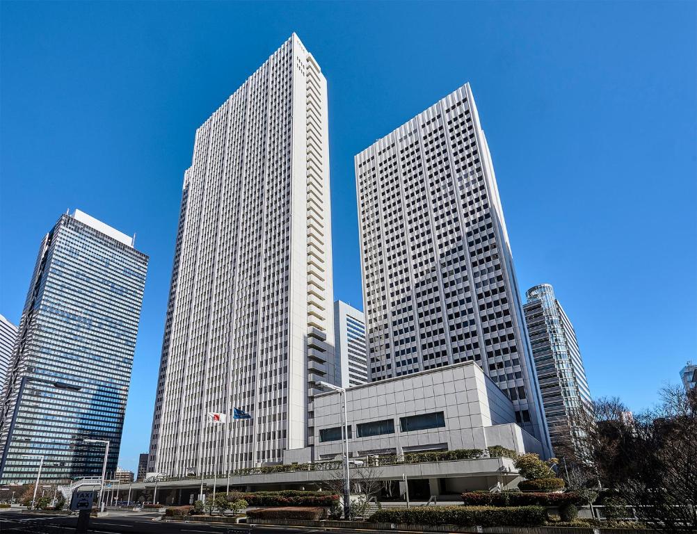 东京东京京王广场酒店的蓝色天空城市中的三座高楼