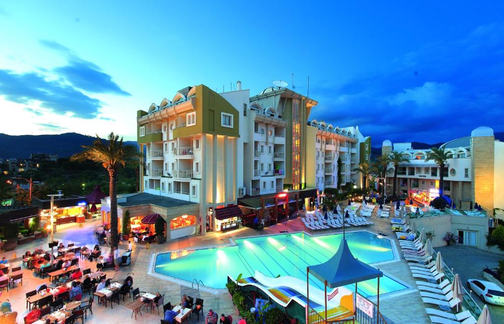 马尔马里斯西提亚大酒店的享有酒店游泳池的景色