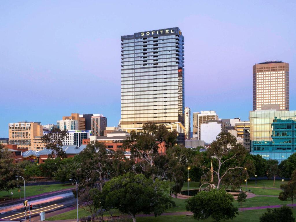 阿德莱德Sofitel Adelaide的城市天际线,前沿有高楼