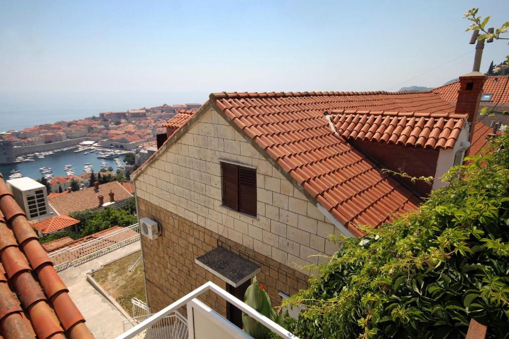 杜布罗夫尼克Apartments with a parking space Dubrovnik - 9099的享有建筑海景