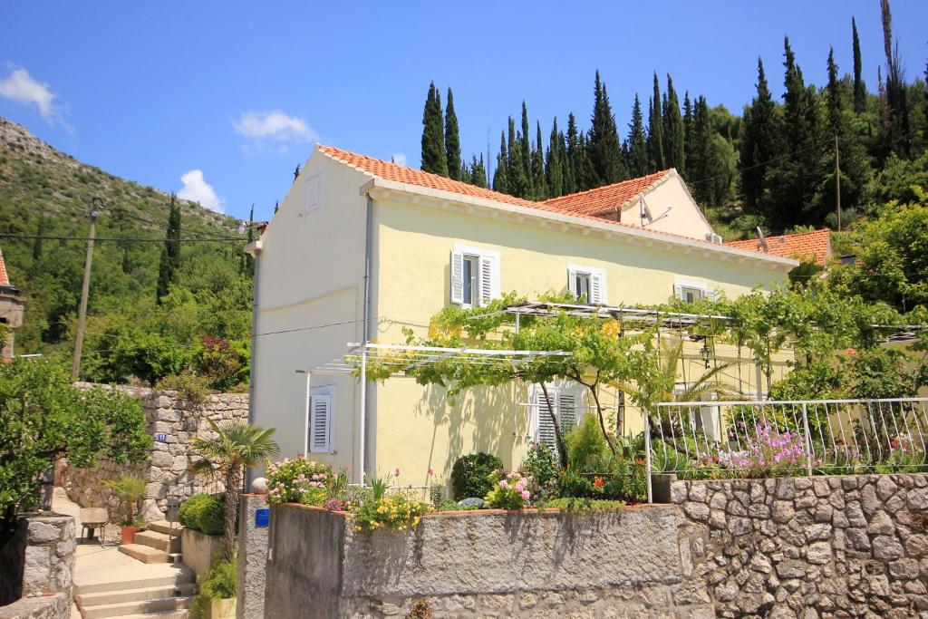 特斯特诺Apartments with WiFi Trsteno, Dubrovnik - 9015的山边的房子