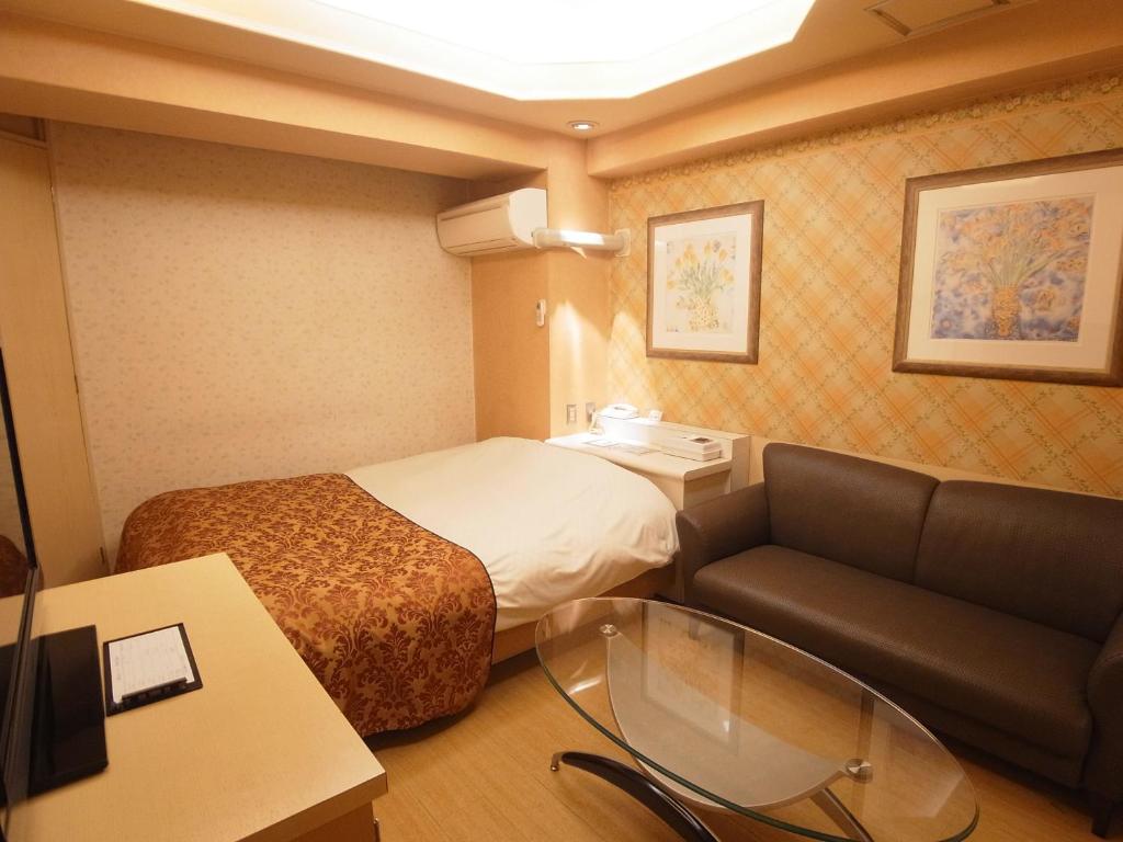 东京Hotel Mju-Adult Only的酒店客房,配有床和沙发