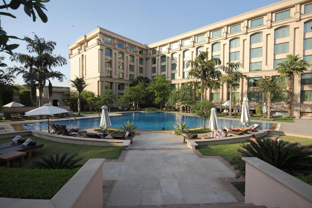 新德里新德里酒店的大楼前有游泳池的酒店
