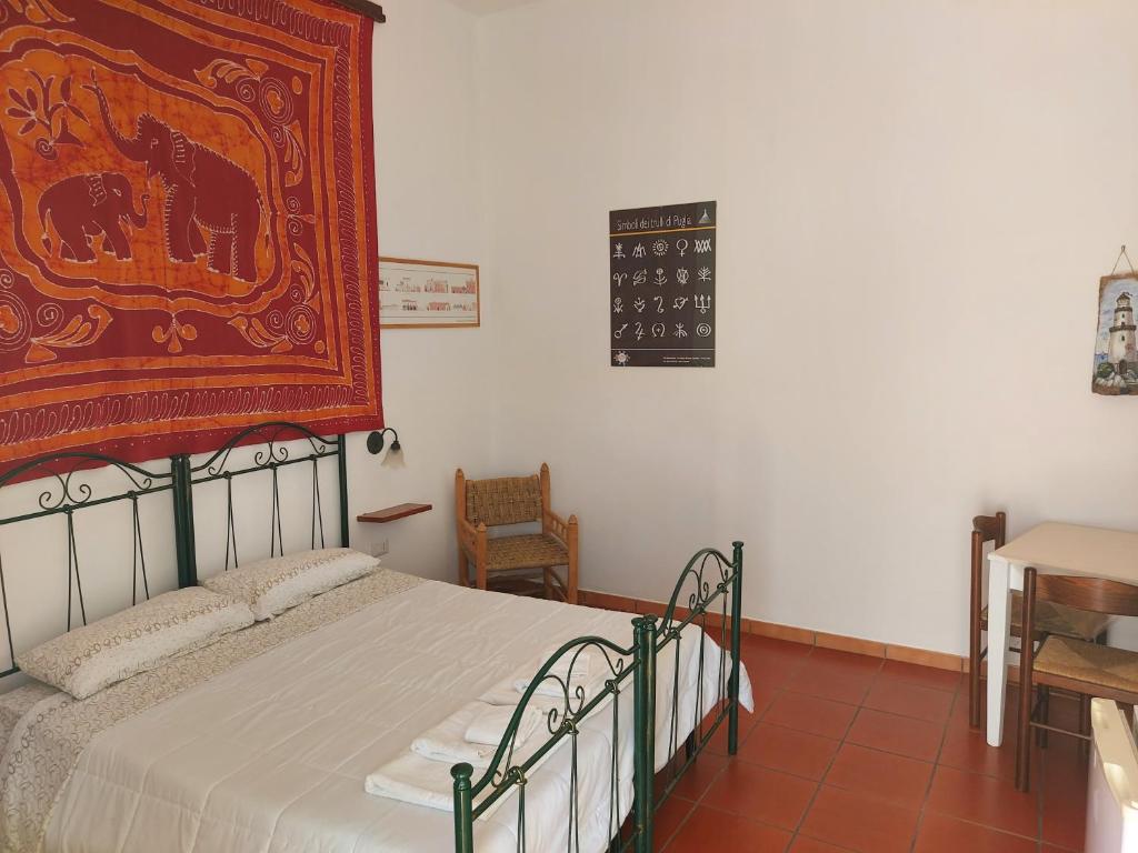 阿夸里卡德尔卡波B&B Sudest的卧室配有一张床铺,位于带桌子的房间