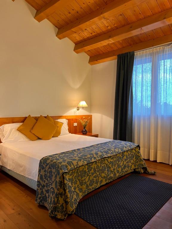 诺阿莱杜特里滕佩斯塔酒店的一间卧室设有一张床和一个大窗户