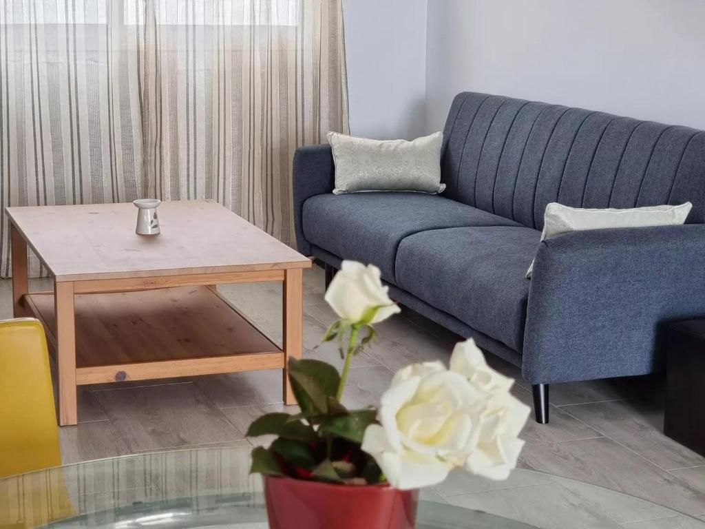 纳萨雷特Casa Abubilla的客厅配有蓝色的沙发和桌子