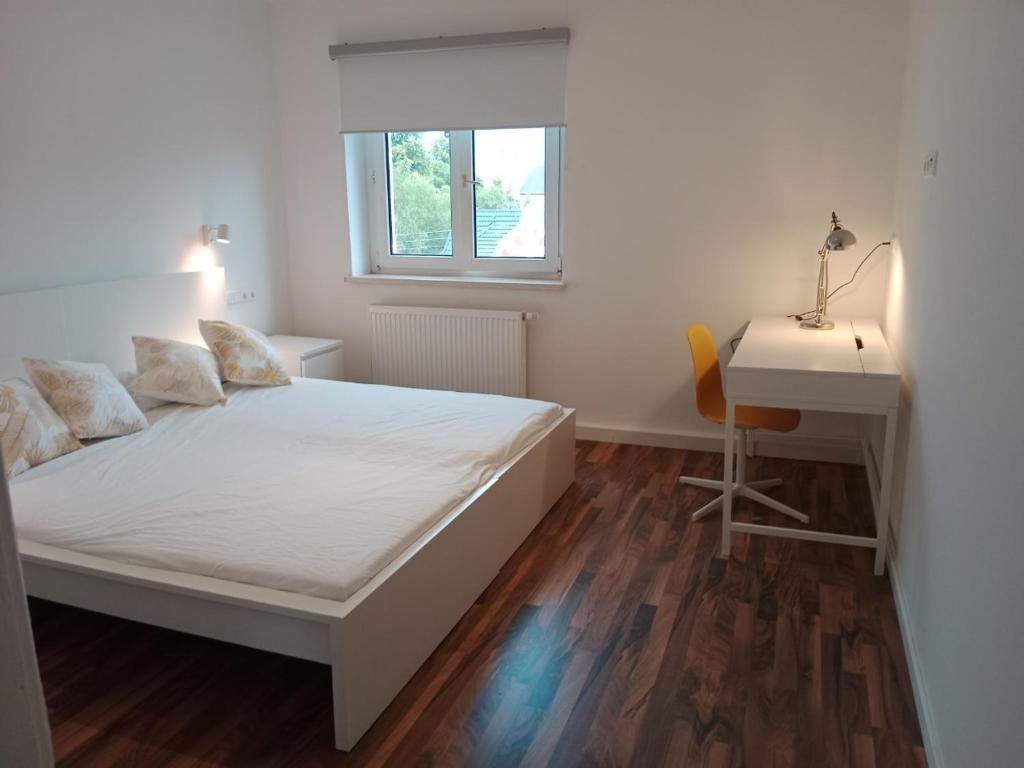 Estupendo apartamento con vistas 2B的白色卧室配有床和书桌