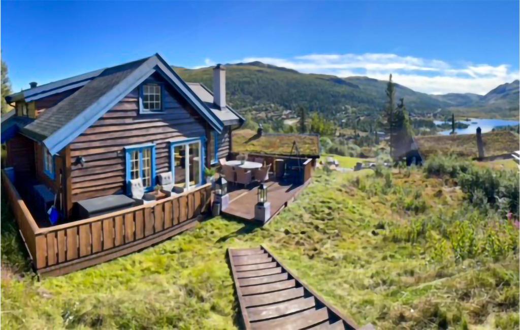 尤坎Nice Home In Rjukan With Wifi的山丘上的小房子,带甲板