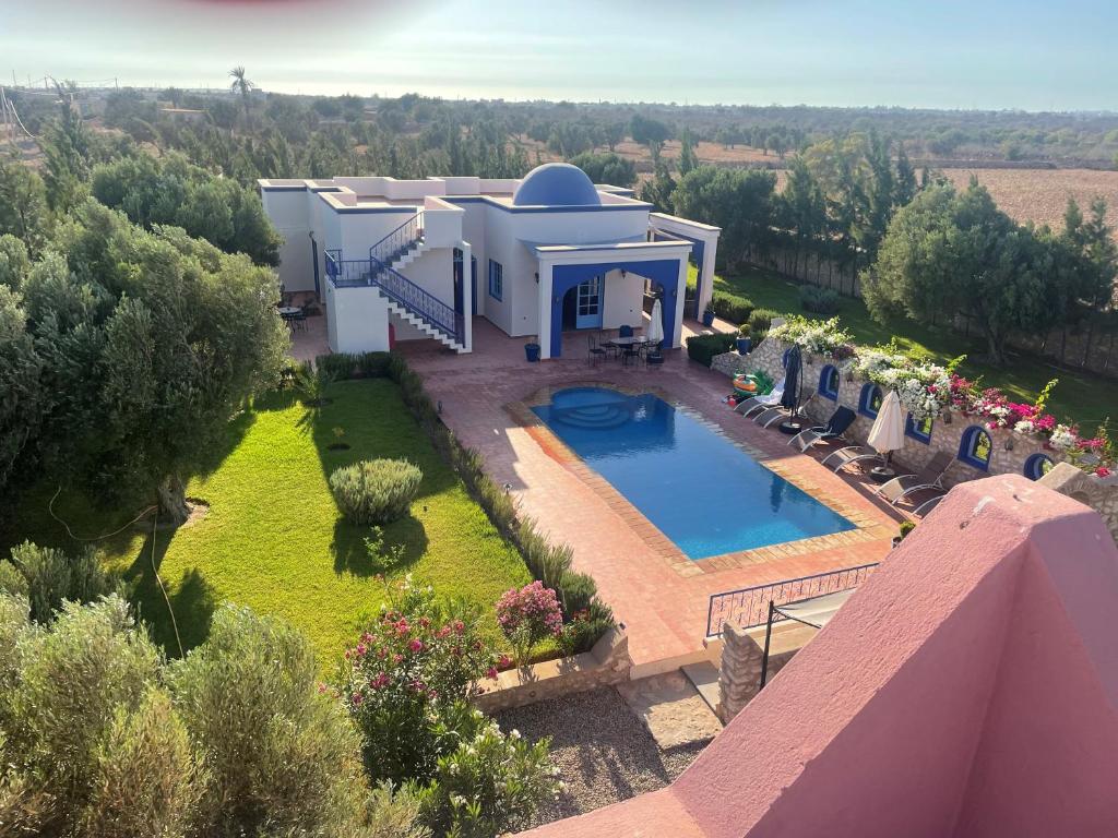 索维拉Dar Yanis的享有带游泳池的房屋的空中景致