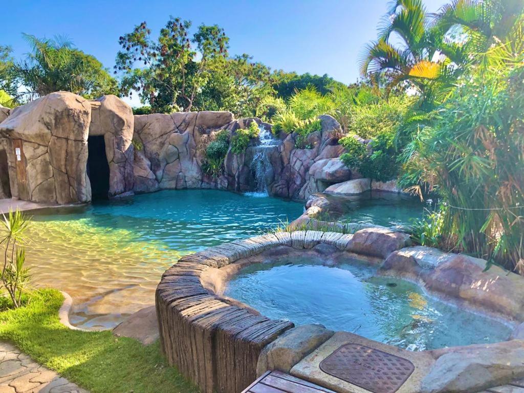 圣若热岛波萨达卡民合达斯卡合拉斯酒店的花园内带瀑布的水池