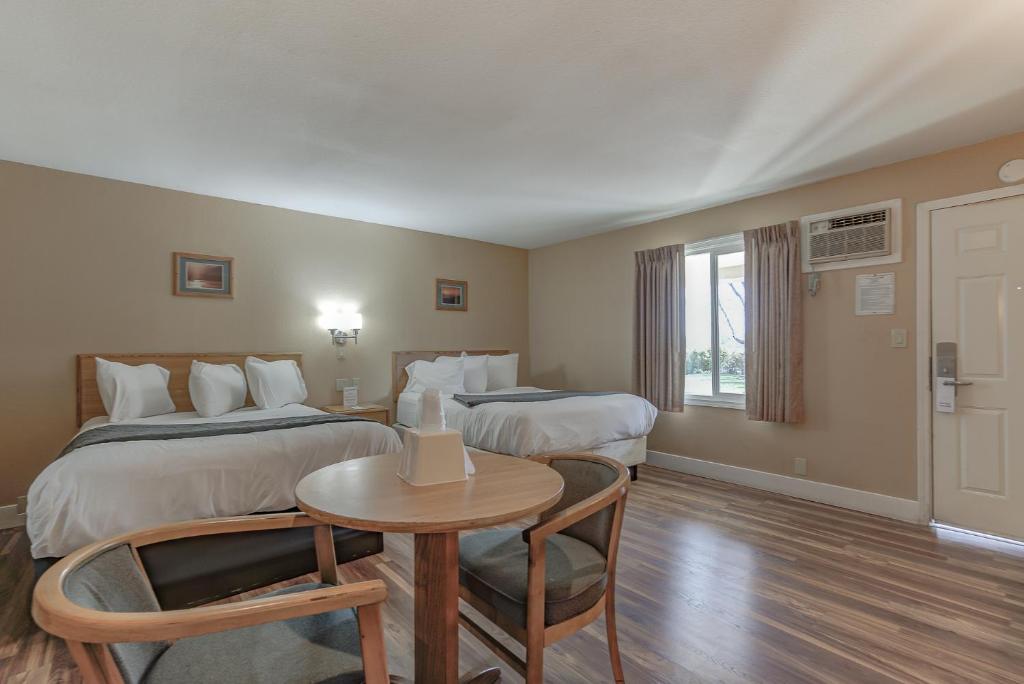 Shasta Pines Motel &amp; Suites客房内的一张或多张床位