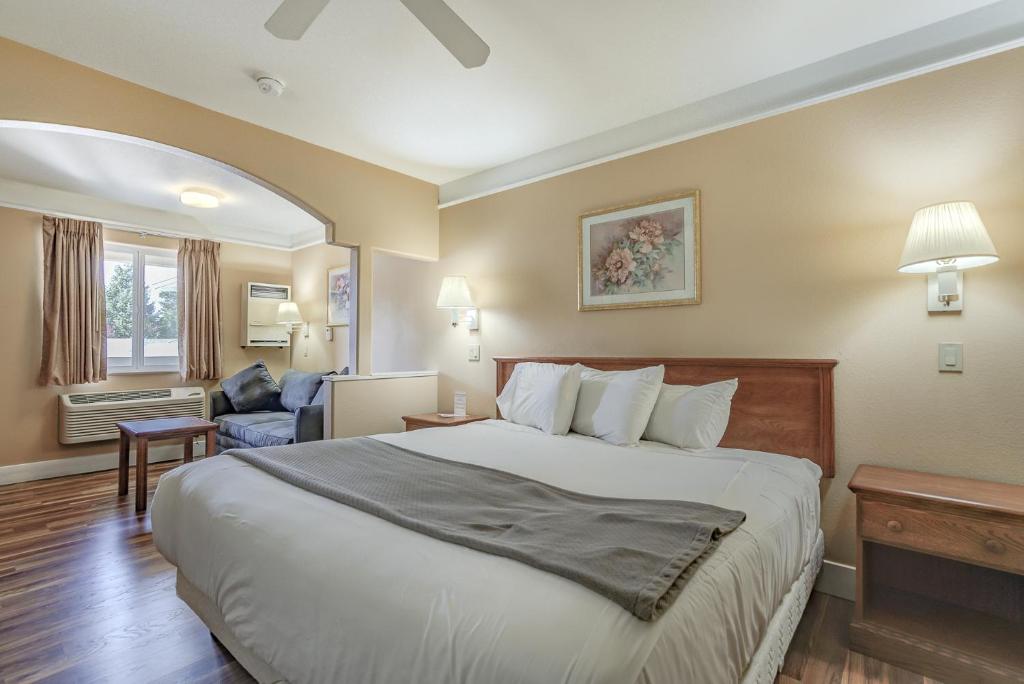 Shasta Pines Motel &amp; Suites客房内的一张或多张床位