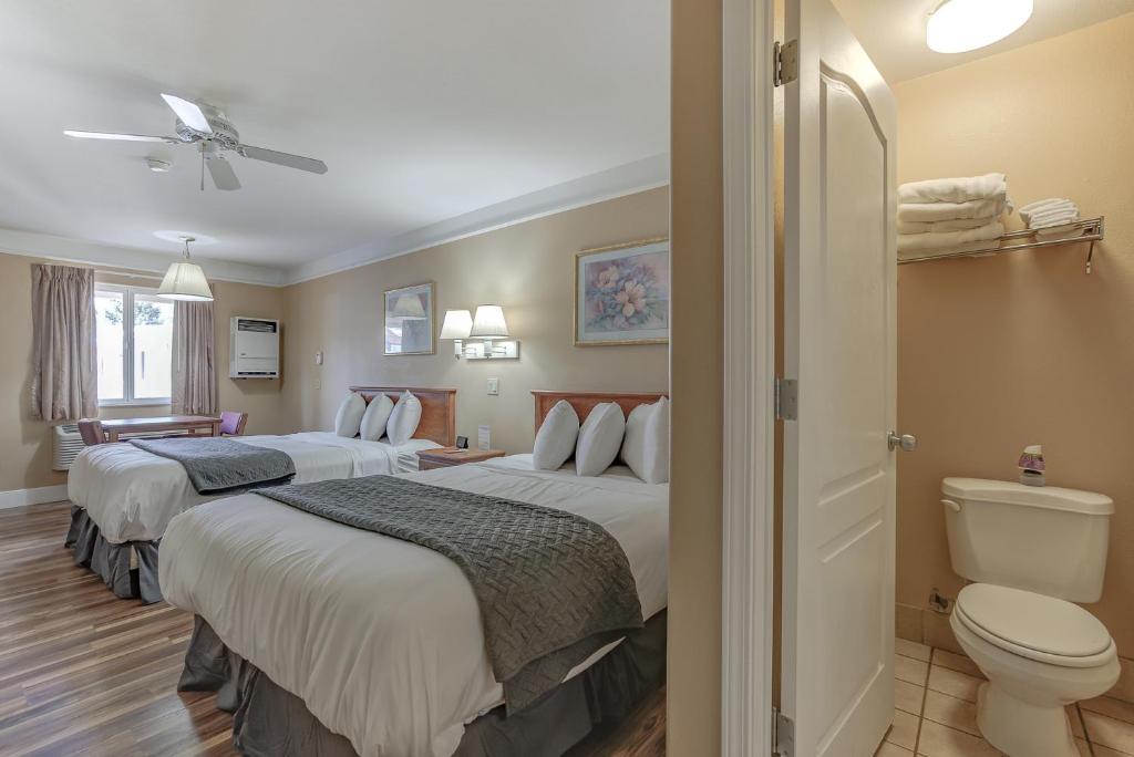 Shasta Pines Motel &amp; Suites客房内的一张或多张床位