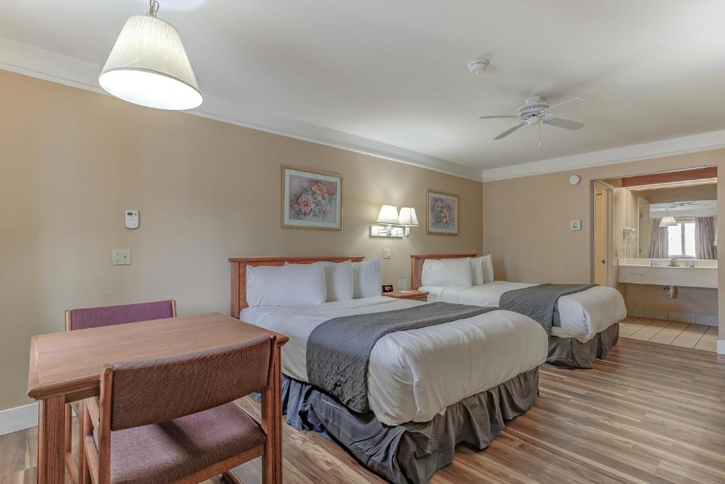 Shasta Pines Motel &amp; Suites客房内的一张或多张床位