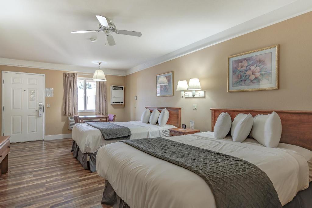 Shasta Pines Motel &amp; Suites客房内的一张或多张床位